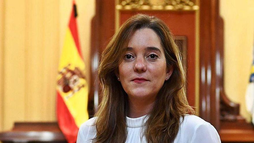 La alcaldesa, Inés Rey, posa en el salón de plenos.