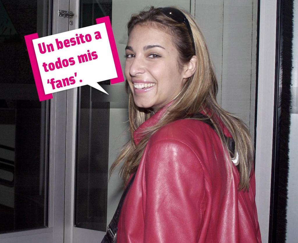 Gisela con chupa de cuero roja y los dientes blancos, blancos