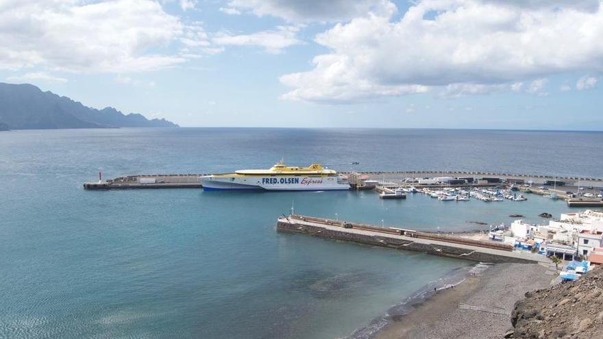 El 'Bañaderos Express', en el Puerto de Las Nieves antes de zarpar, ayer.