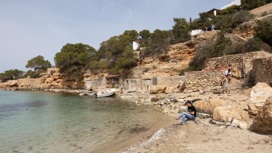 El talud de roca de Cala Gració estará protegido contra desprendimientos este mes