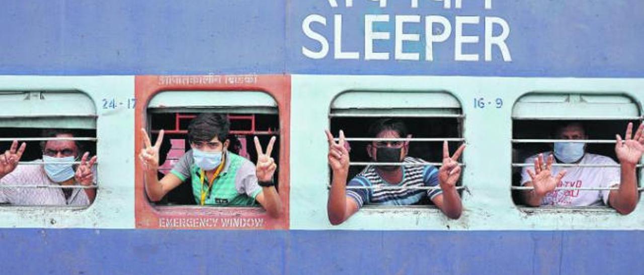 Trabajadores de Bengala de regreso a su Estado natal, tras quedar varados por la pandemia en el noroeste del país.