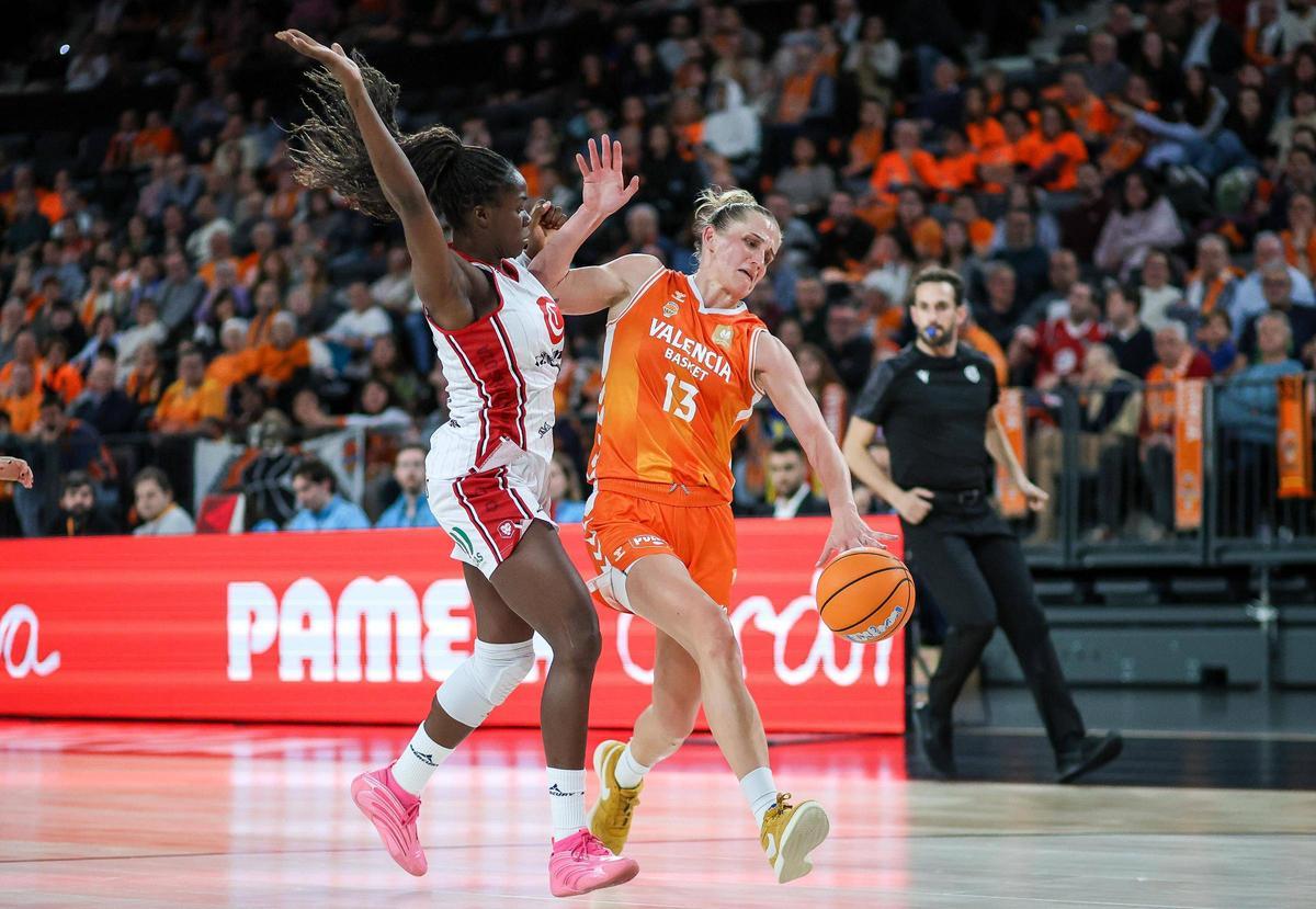 Leo Fiebich, en el encuentro de LF Endesa ante el Casademont Zaragoza en el Roig Arena.