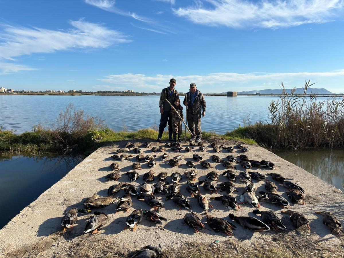 Cazadores de Sueca con las capturas de la primera jornada de tiradas.