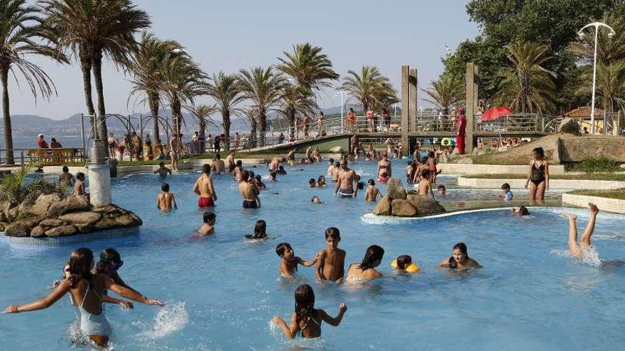 Decenas de niños bañándose en las piscinas de Samil durante el pasado verano.  // Alba Villar