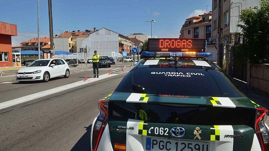 Una patrulla de la Guardia Civil de Tráfico durante un control de alcoholemia.