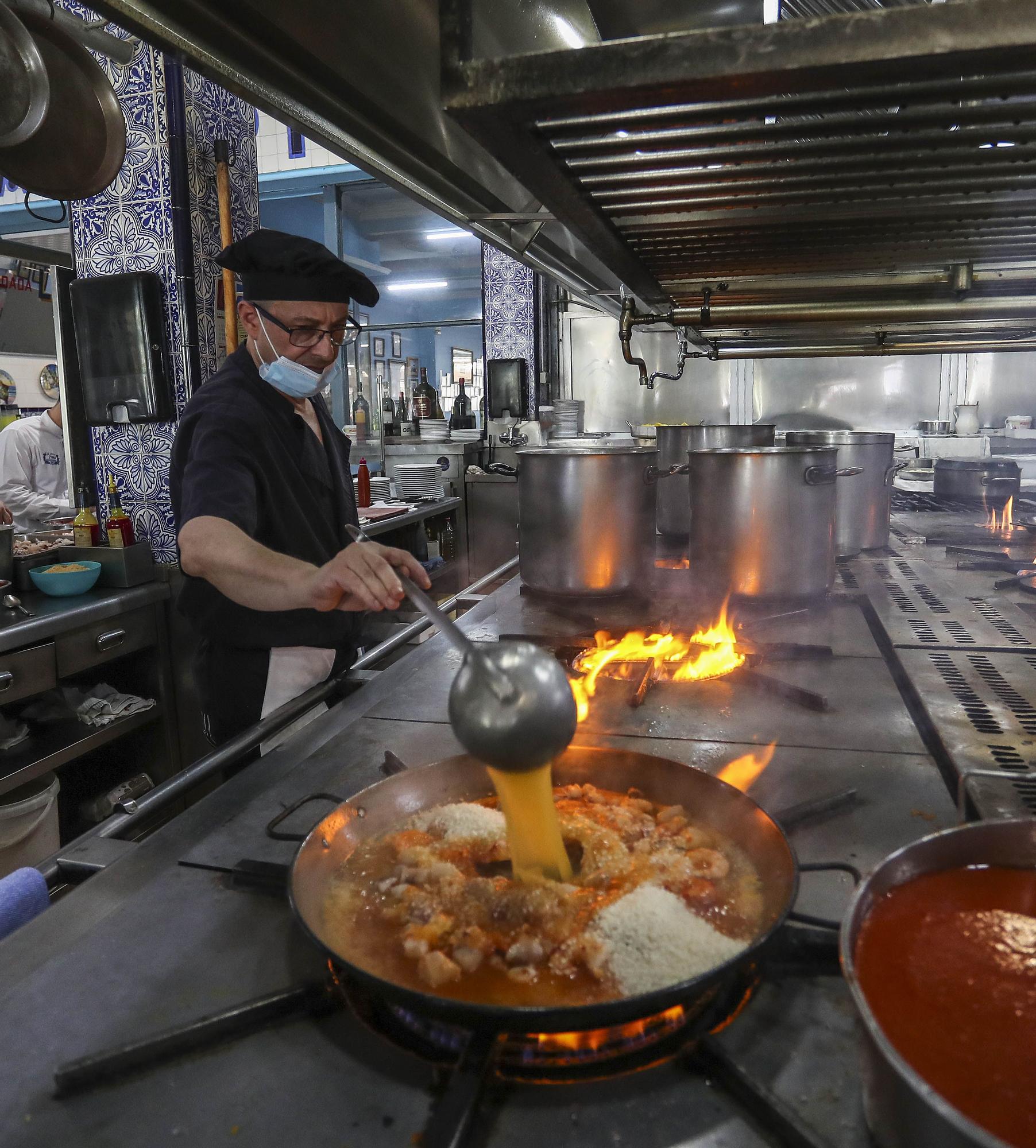 Una jornada de servicio en uno de los bastiones de la paella: La Pepica