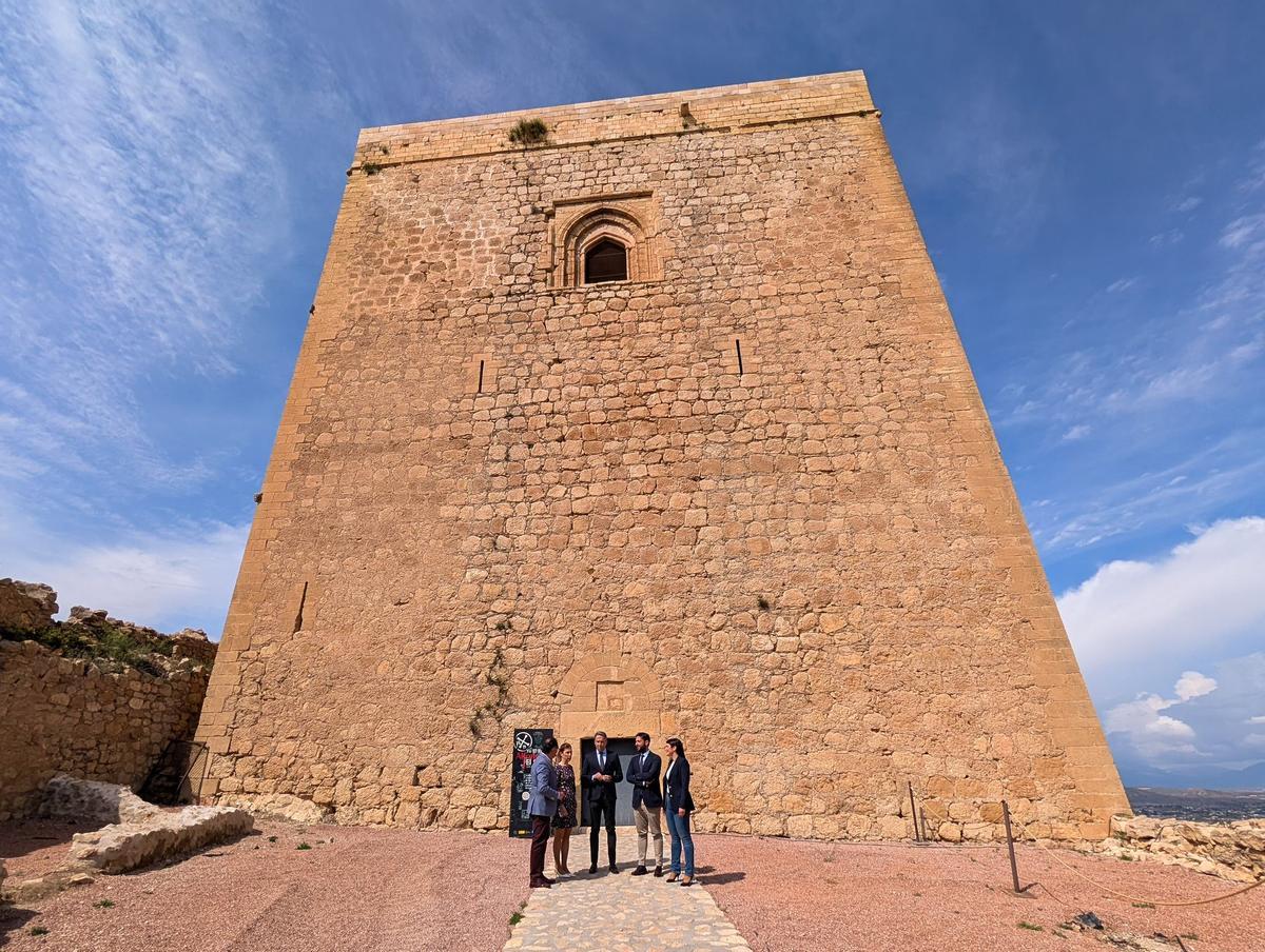 Fulgencio Gil y Juan Francisco Martínez a los pies de la torre junto a los ediles de Cultura, Desarrollo Local y Urbanismo.