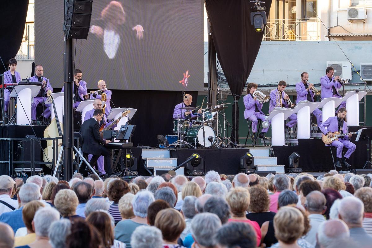 Actuació de l'orquestra Montgrins.