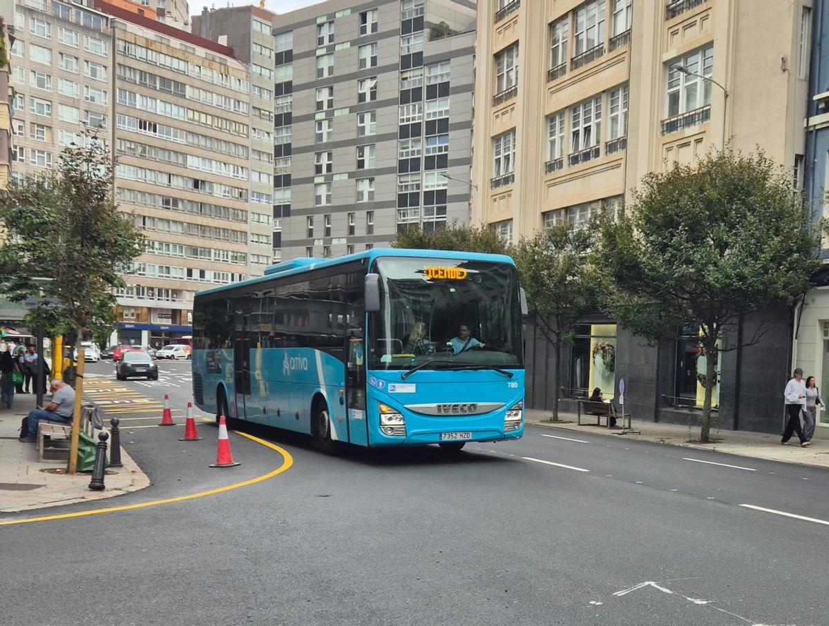 Un autobús circula por Juan Flórez con el nuevo carril a su izquierda