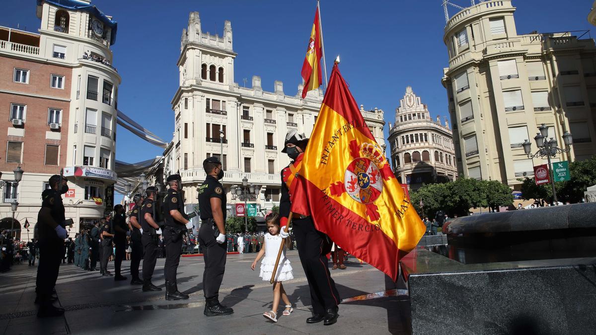 Izado de bandera en Las Tendillas en honor a la patrona de la Guardia Civil