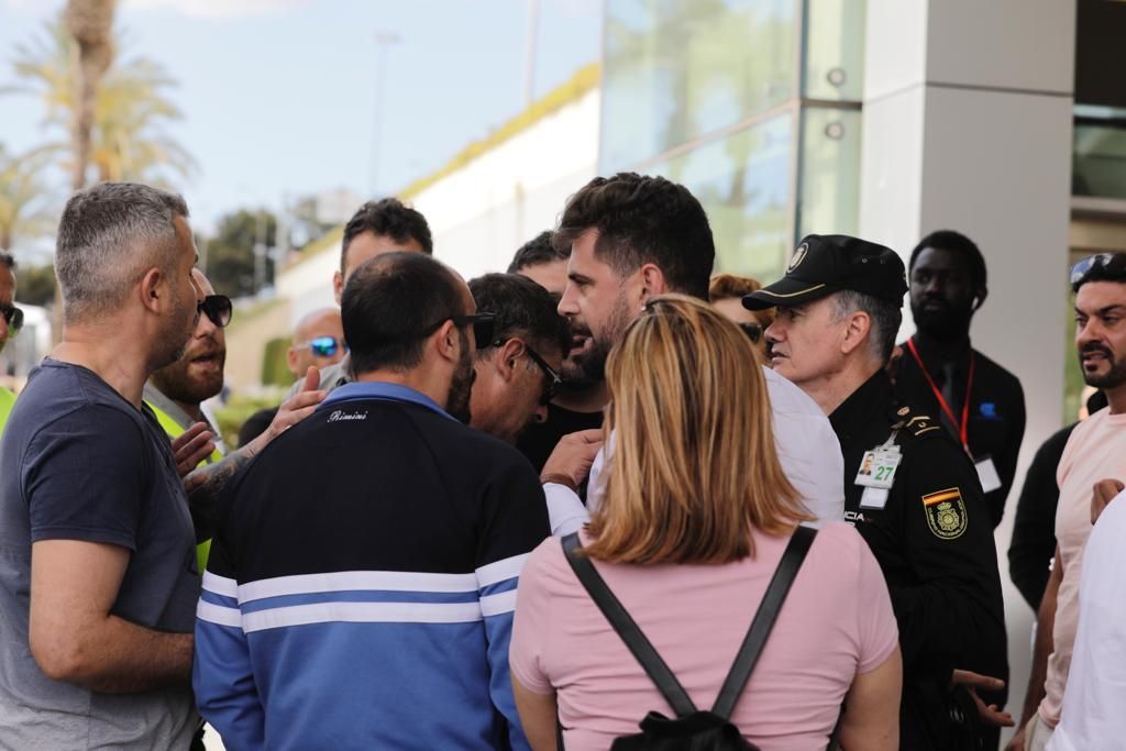 Los taxistas bloquean el aeropuerto de Palma tras un incidente con conductores de microbuses