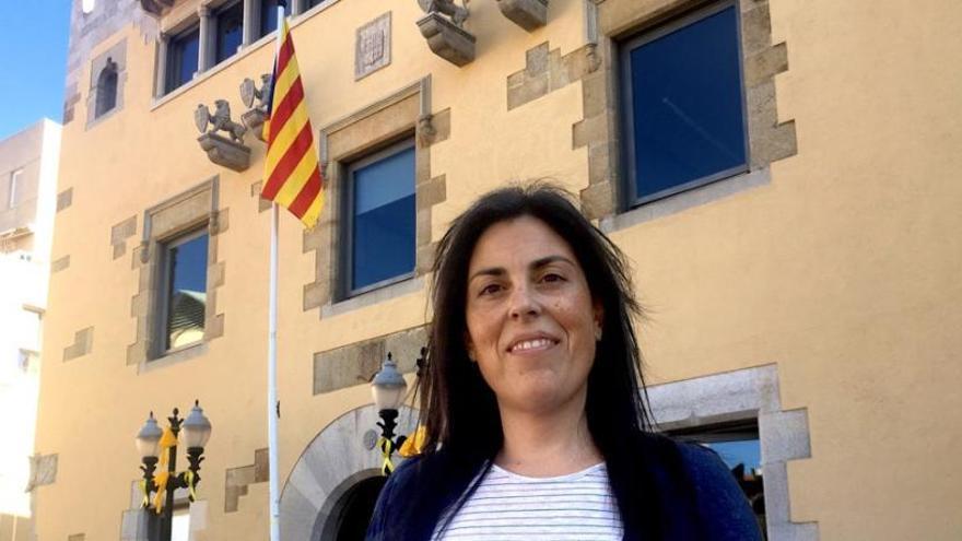 Sílvia Romero, davant de l&#039;Ajuntament guixolenc.