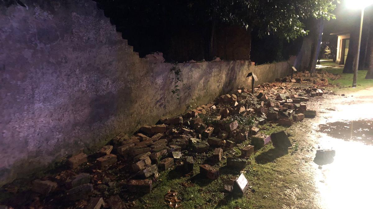 Daños en un muro del parque de Ferrera.