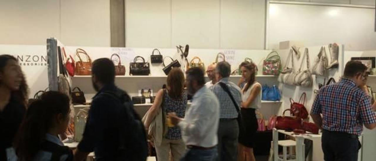 El estand de la firma de bolsos y accesorios Pol&amp;Cler de Sax durante la tarde de ayer en Milán.