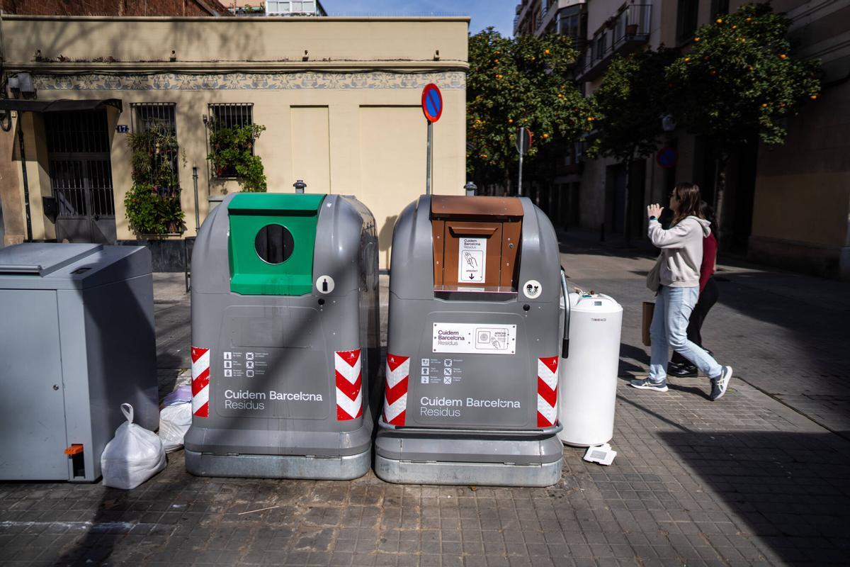 BARCELONA 01/03/2025 Barcelona. Contenedores de basura inteligente en Sant Andreu (único barrio donde hay), detalle de la zona donde se acerca la tarjeta/llavero para que se abra. Barcelona está estudiando cómo implementar contenedores de basura inteligentes. FOTO de ZOWY VOETEN