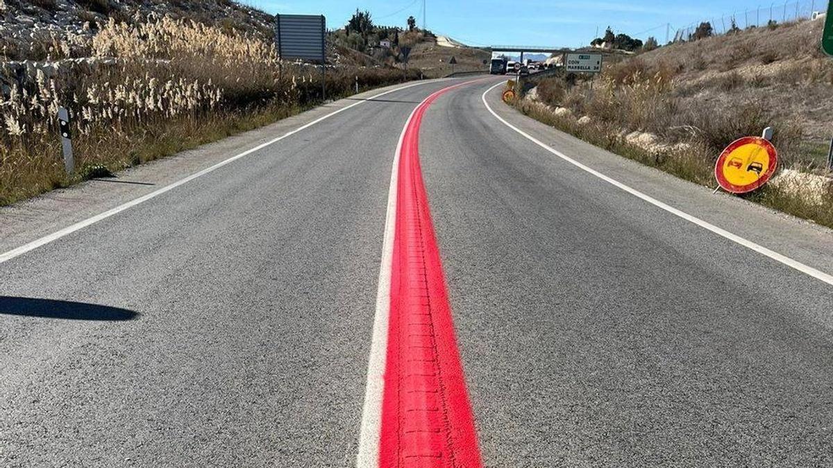 La gran línea roja pintada en la A-355 en Coín.