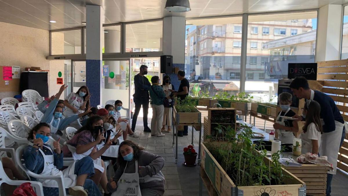 Los más pequeños cocinan sus recetas en la plaza de abastos. | 