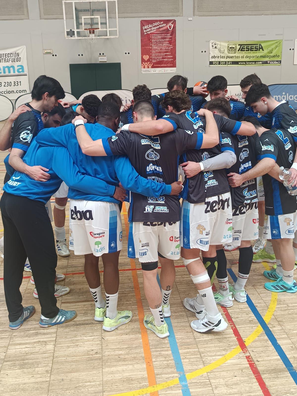 Los jugadores del Contazara celebran el triunfo en Málaga.