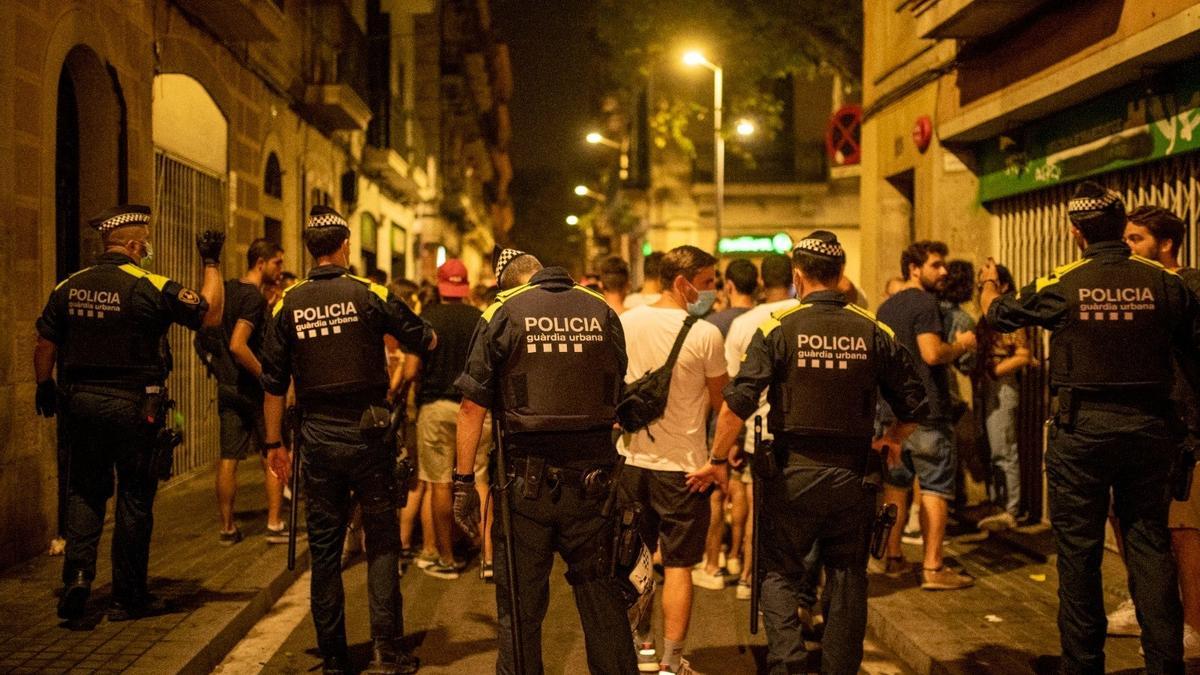 Agents de la Guàrdia Urbana de Barcelona desallotjant grups de joves aquesta matinada