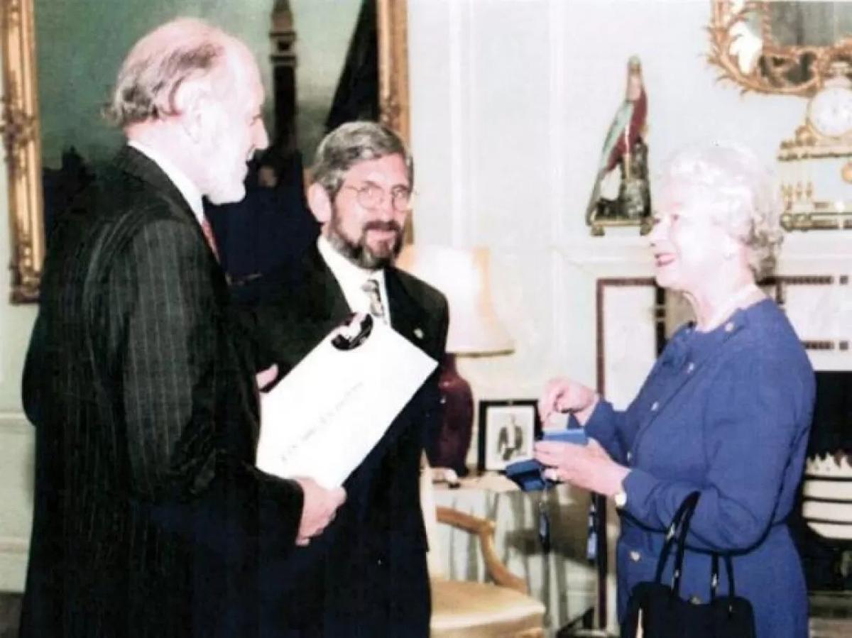 Luis Fernández Uriel junto a Isabel II