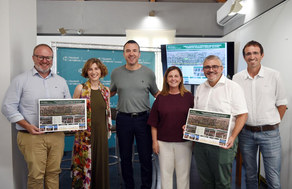 El presidente de la Diputación de València, Vicent Mompó, junto a la diputada Reme Mazzolari, los representantes de Tavernes y Xeraco y los técnicos del ente.