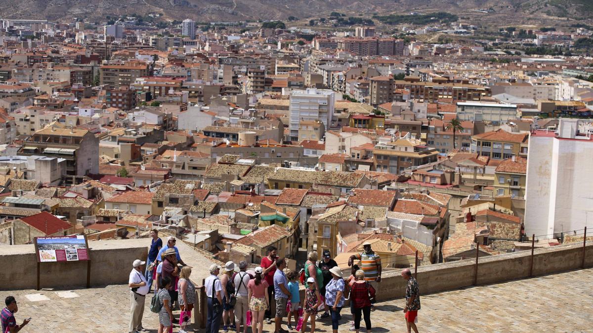 Los turistas de un crucero procedente de Estados Unidos visitando el castillo de Petrer en agosto de 2019