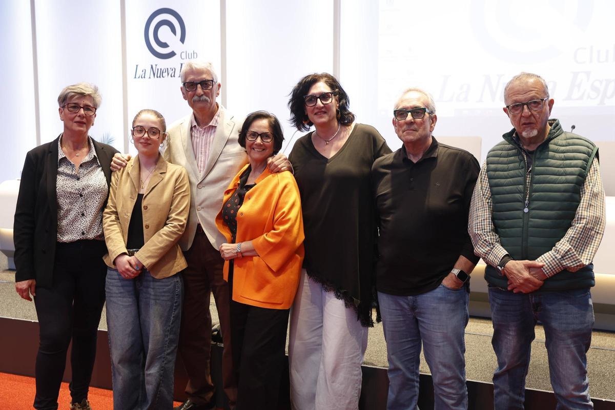 Antonio Luis Vicengte Canela, con su familia, en el Club LA NUEVA ESPAÑA.