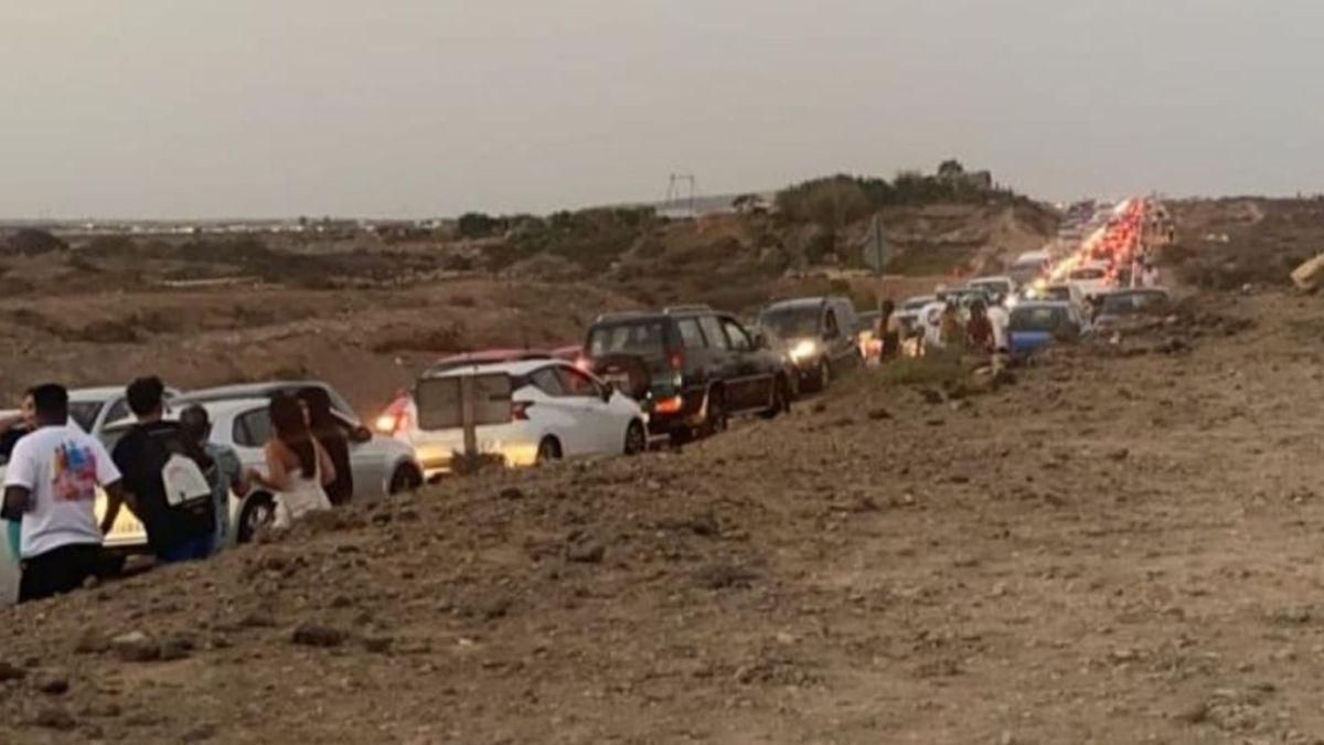 Atasco en las carreteras de acceso a la playa de La Tejita durante el concierto improvisado de Justin Quiles.