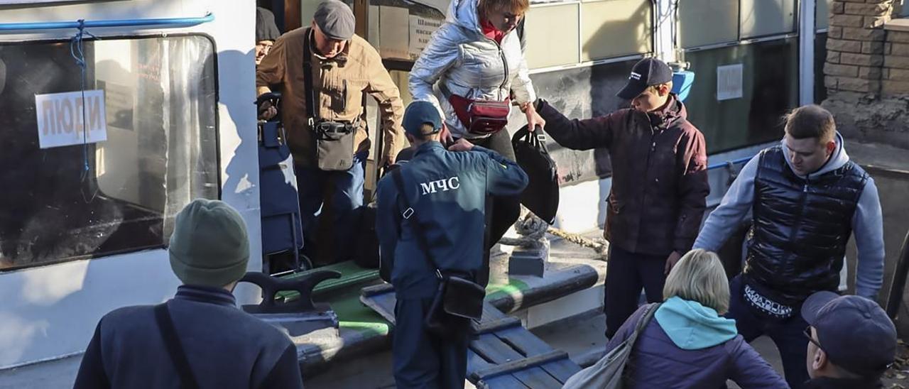 Evacuación de población civil en Jersón.