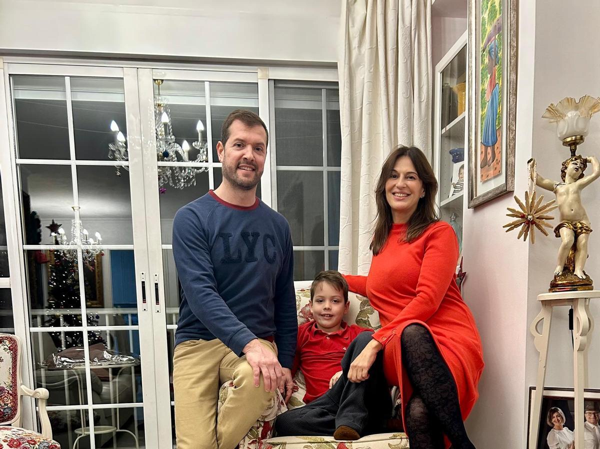 Irene Campos, enfermera en Son Llàtzer, junto a su pareja y su hijo.