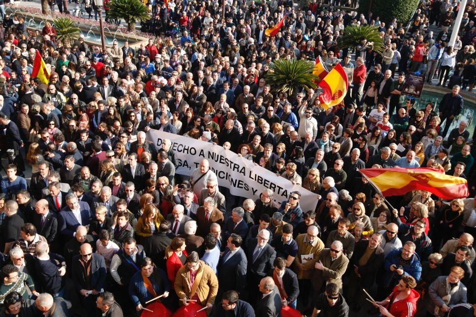 Los cofrades se manifiestan por la Semana Santa tradicional