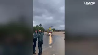 Las horas críticas: A bordo del único helicóptero de rescate del día de la dana