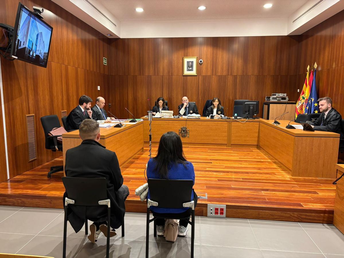 Tomás M. R. y Celia A. H., este lunes, en el banquillo de los acusados de la Audiencia Provincial de Zaragoza.