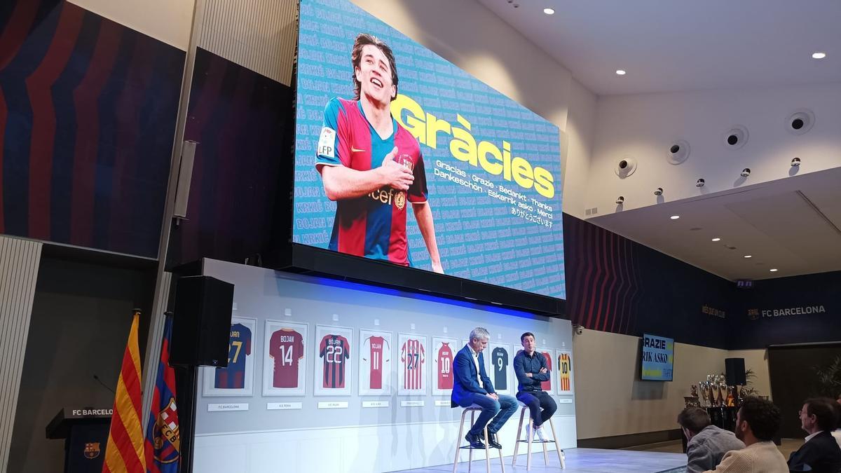 Bojan Krkic, junto a Albert Om, en el acto de su retirada.