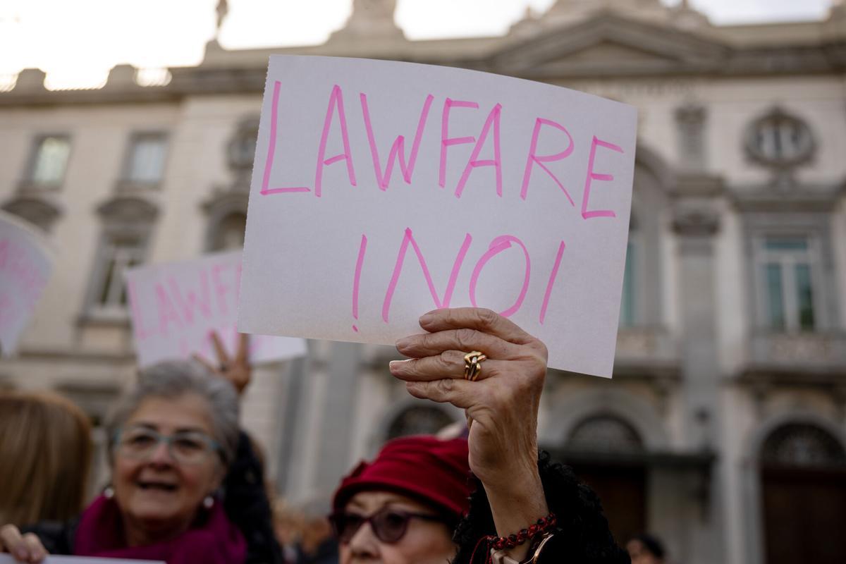 MADRID (ESPAÑA), 23/11/2025.- Vista de la manifestación este domingo en frente del Tribunal Supremo en Madrid en apoyo al fiscal general del Estado, Álvaro García Ortiz, tras su condena a dos años de inhabilitación y a una multa de 7.200 euros por un delito de revelación de datos reservados. EFE/ Daniel González
