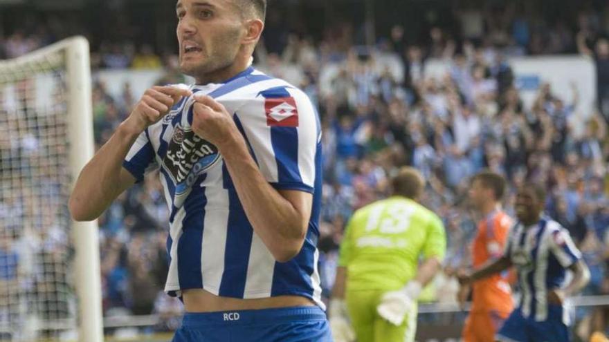 Lucas se dirige a la grada señalando el escudo de la camiseta tras marcar ante el Valencia. 13fotos