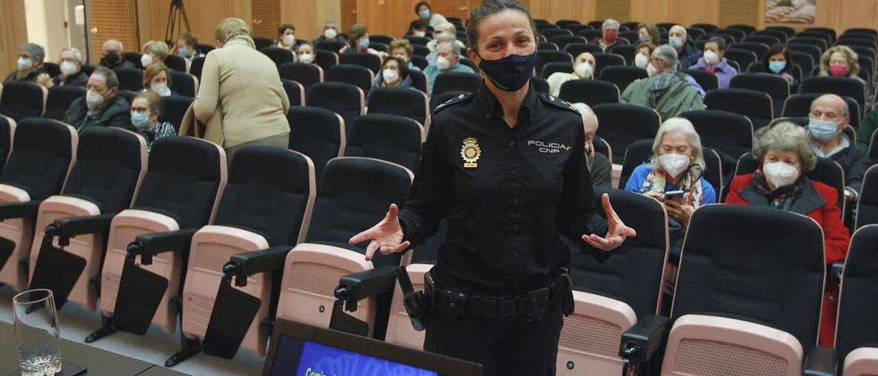 La oficial Lorena Peláez impartió ayer una charla de seguridad a un grupo de mayores.