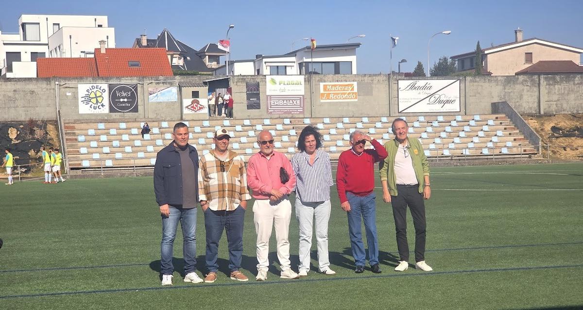 Dirigentes históricos del club San Martín, que juega en el campo de fútbol de Vilaxoán.