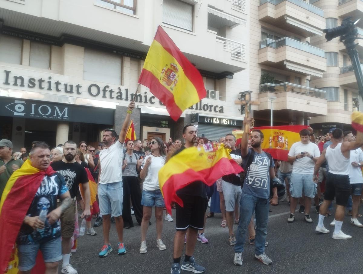 Entre los participantes, un manifestante con un crucifijo.
