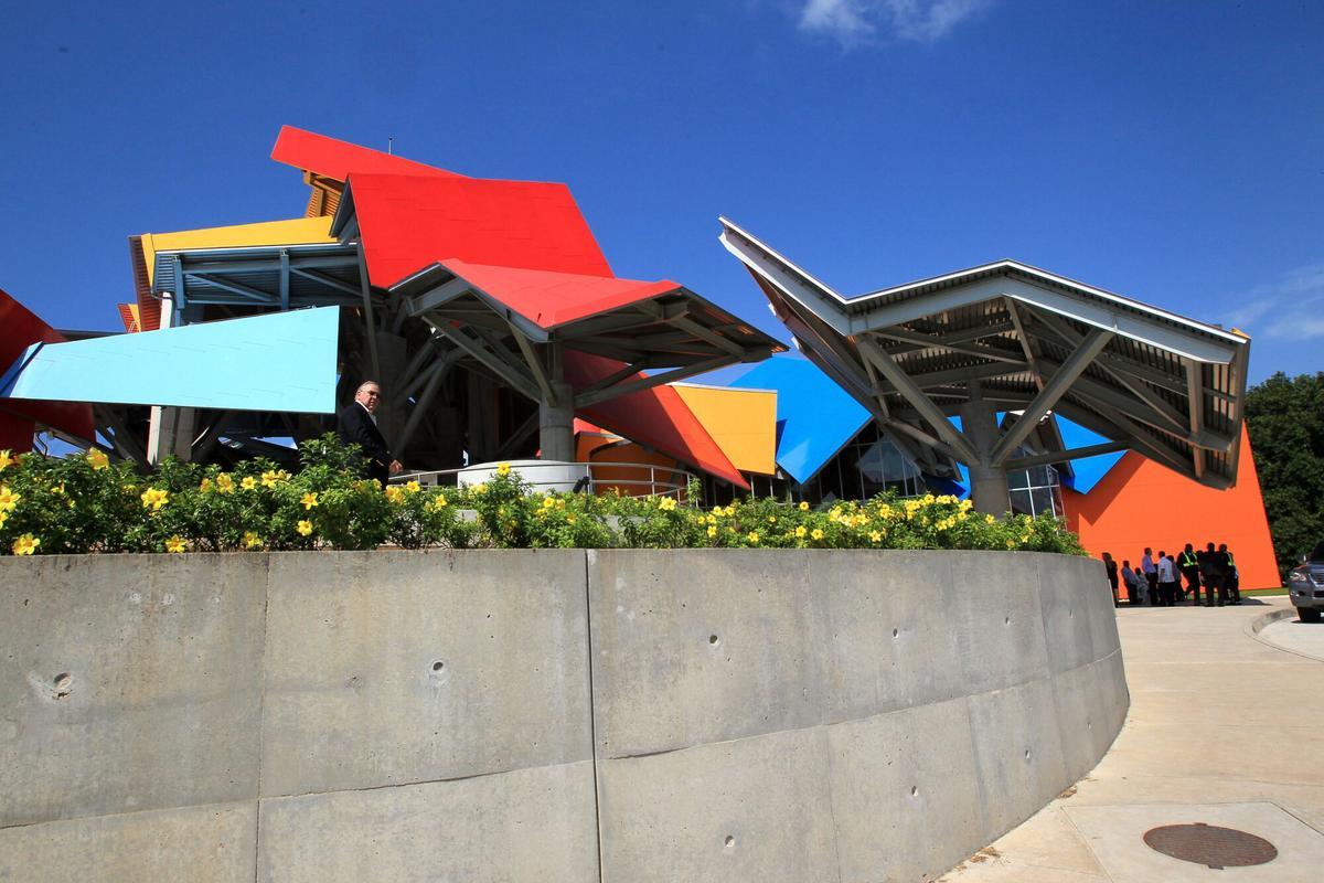 PAN02. CIUDAD DE PANAMÁ (PANAMÁ), 30/09/2014.- Vista general del primer museo mundial de biodiversidad, el primero también firmado en América Latina por el arquitecto canadiense Frank Gehry, inaugurado hoy, martes 30 de septiembre de 2014, en Ciudad de Panamá (Panamá). Este museo narra cómo el surgimiento del istmo panameño, hace tres millones de años, cambió la conformación física y biológica del mundo. Con Gehry a la cabeza, que no estuvo en la inauguración de la monumental y colorida edificación situada en la entrada del Pacífico del Canal de Panamá, el Biomuseo inició su construcción hace 14 años con apoyo del Gobierno, la empresa privada y organismos de investigación científica como el Instituto Smithsonian. EFE/Alejandro Bolívar
