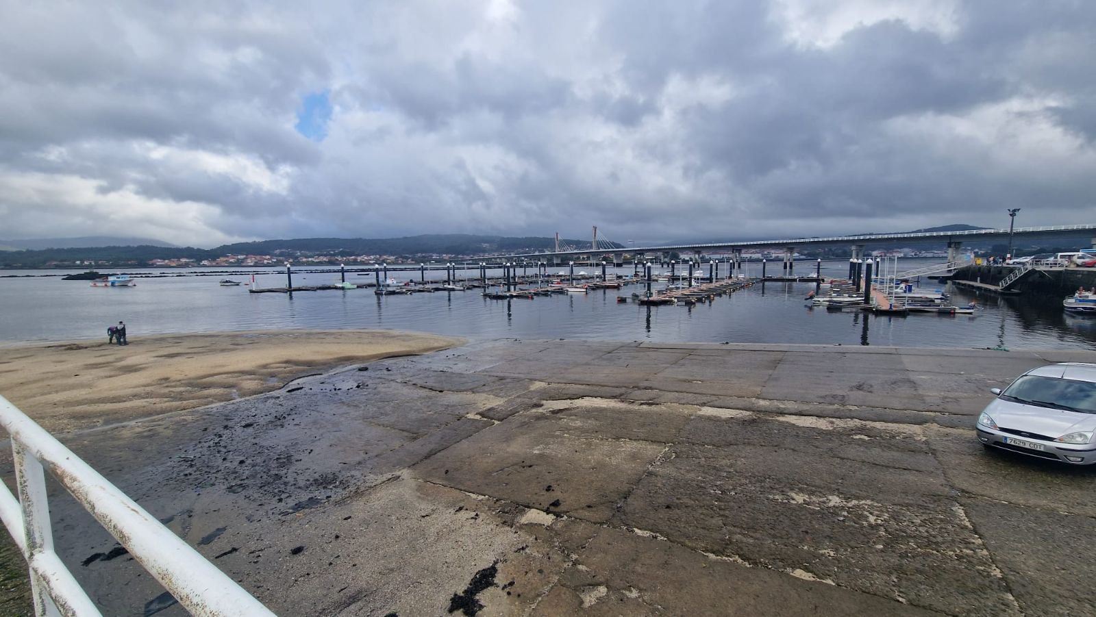 Así es el día a día en el puerto y la lonja de O Testal (Noia), donde cada vez se dan cita más mariscadores arousanos.