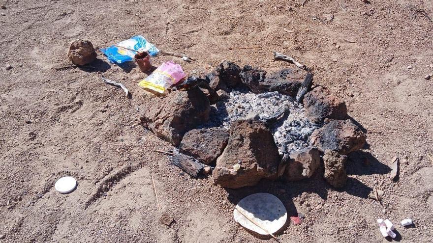Restos de la hoguera realizada en el Parque Nacional del Teide, algo que está terminantemente prohibido.