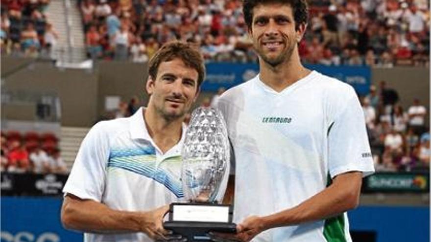 Tommy Robredo i el brasiler Marcelo Melo amb el trofeu de guanyadors del torneig australià.