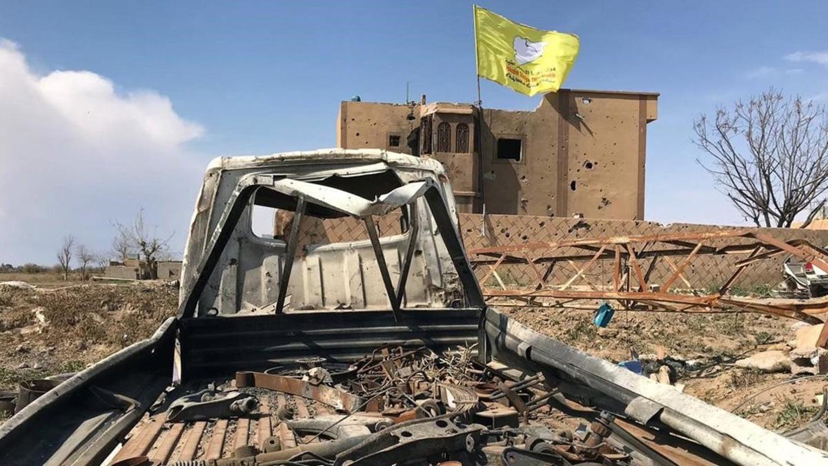 Bandera de las fuerzas democráticas de Siria en una casa de Baghouz, este sábado.