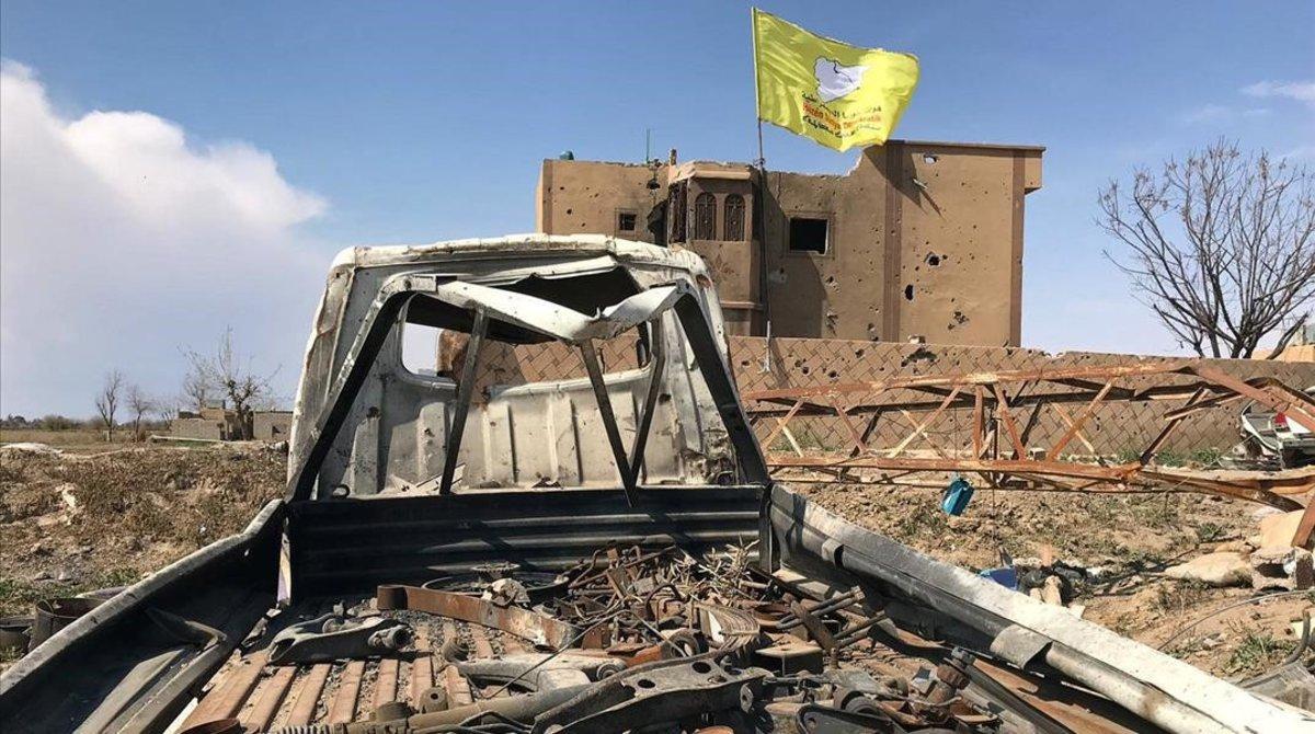 zentauroepp47471772 a syrian democratic forces flag flutters on a damaged buildi190323095129