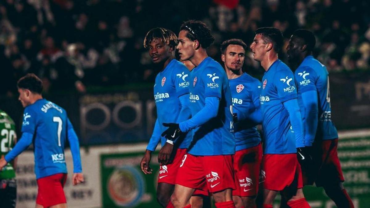 Los jugadores del Elche, tras el 1-2 definitivo.