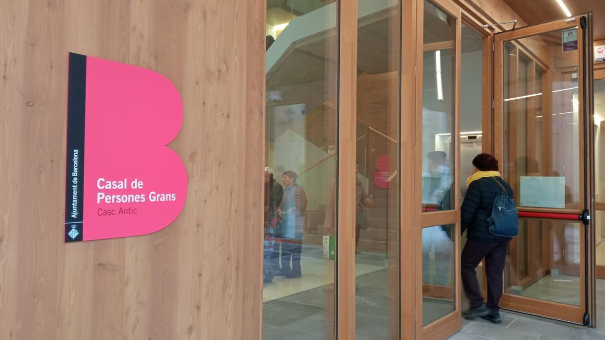 'Casal' para personas mayores en la calle Mestres Casals i Martorell de Barcelona, en el distrito de Ciutat Vella