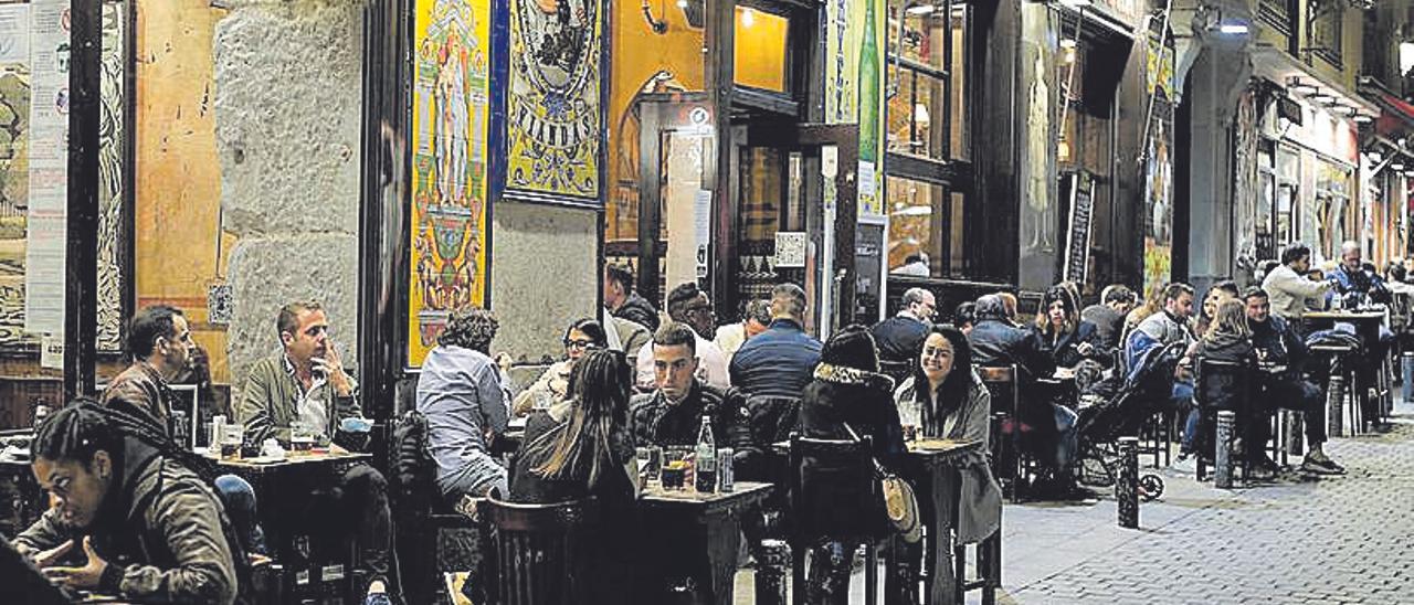 Una abarrotada terraza de un bar en el centro de Madrid.