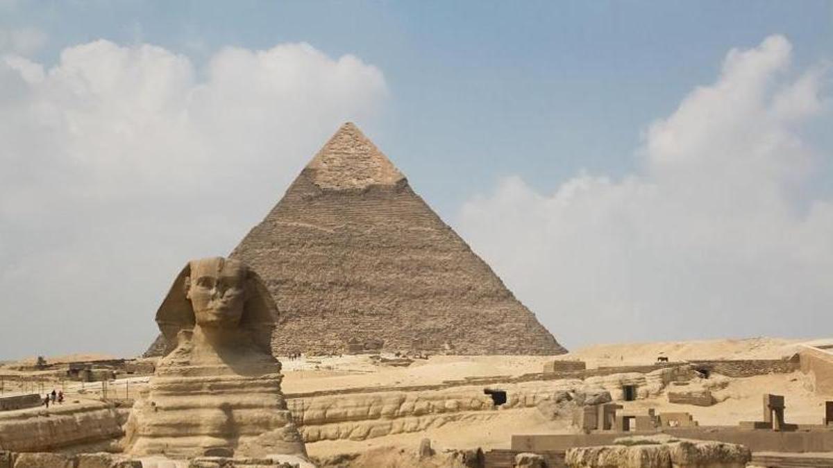 La Gran Esfinx de Gizeh, Egipte, podria tenir un bessó sota la sorra del desert