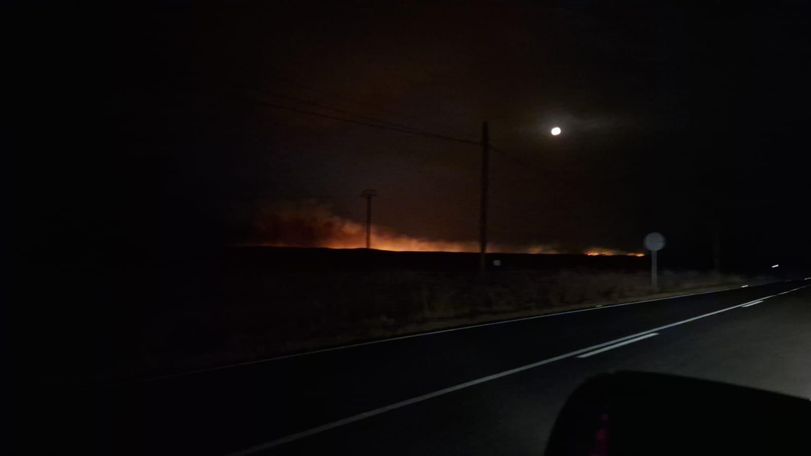 Fotogalería | Imágenes del incendio de Villar del Pedroso, anoche